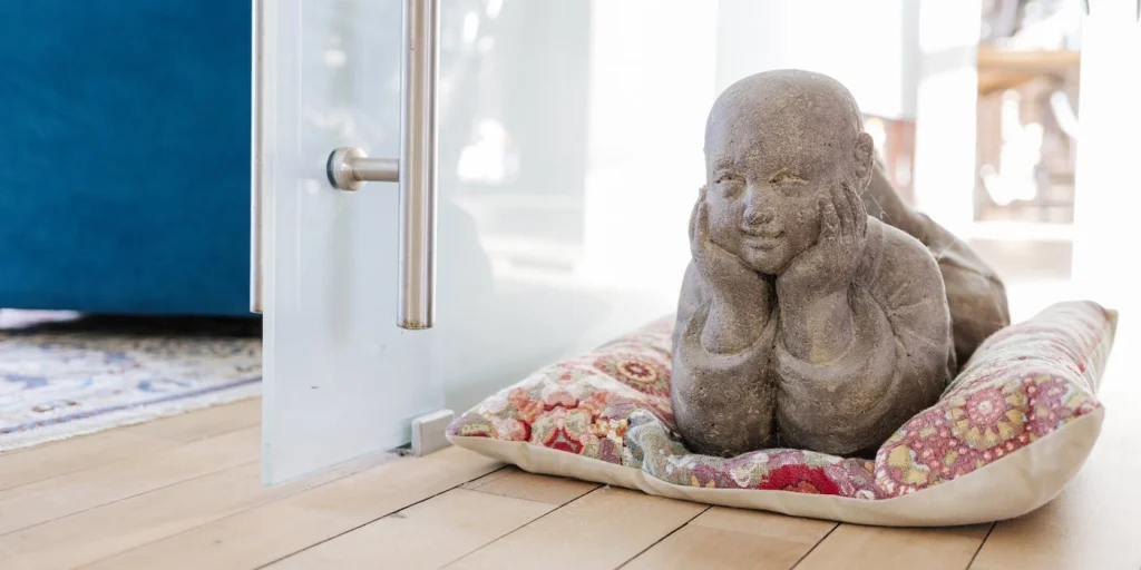 Ruhige Ecke mit Steinfigur im ABACUS-Büro
